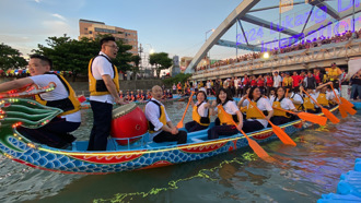 韓國瑜率立委參加龍舟賽！陳學聖想起舊事曝「他」青澀照