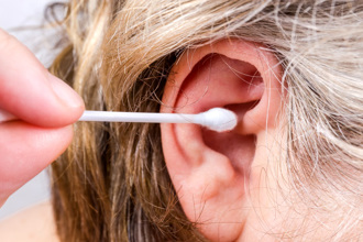 耳屎3现象恐是感染了 专家叮咛勿用棉花棒