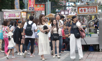 年轻人喊路上1穿搭秒看出是老人 一票网红「中枪」