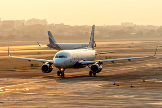 影》載數百人2客機同時起降！跑道上「前後追逐」超驚險