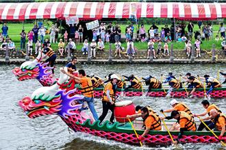 新竹縣長盃龍舟賽池和宮登場 33隊激烈競逐上千人圍觀