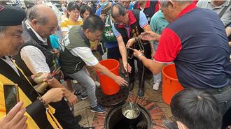 台南善化庆安宫开荷兰百年古井 民眾大排长龙领午时水