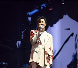 華語歌手第一人張信哲首唱進杜拜  《浪姐》女星現身朝聖全場暴動