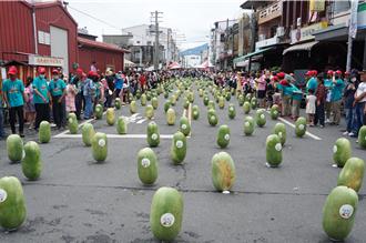 端午立蛋不稀奇 屏東立800顆大西瓜 排滿整條街