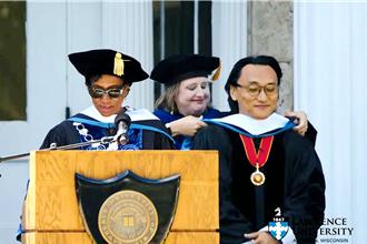 台湾女婿导演巴沃获颁荣誉博士　念外交却成为奥斯卡青睐导演