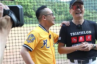 童子瑋合體前職棒選手 與基隆少棒隊同場交流賽