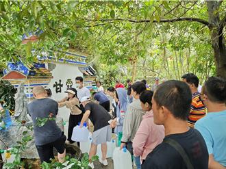 彰化清水岩寺端午湧人潮 上百人領甘露泉水除穢、做藥引