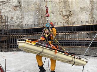 台中新建地工人意外墜地下室　頭部受創消防吊掛送醫