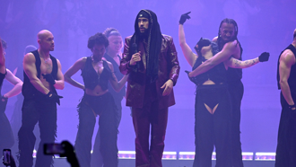 大咖歌手和女舞者贴身热舞 「丝袜卡裤裆」超害羞画面遭疯传