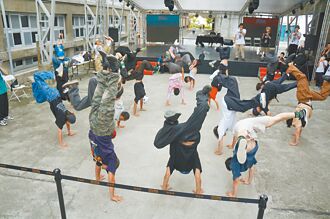 屏東 端午不立蛋 南島嘻樂園百人倒立