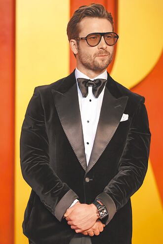 葛倫鮑威爾戴表展時尚