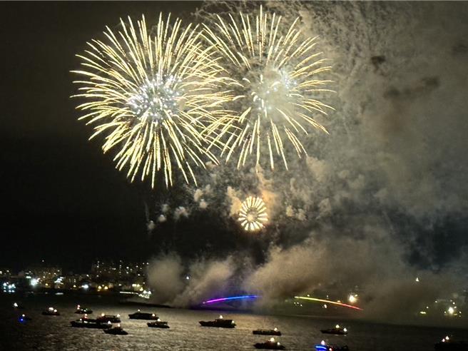 可欣赏花火。（洪秀瑛摄）