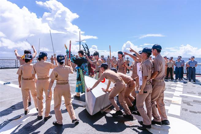 　海官、政院学生，装扮成孙悟空、海龙王及虾兵蟹将，演出生动活泼的话剧，纪念航越南北半球的重要时刻。（记者李德威摄）