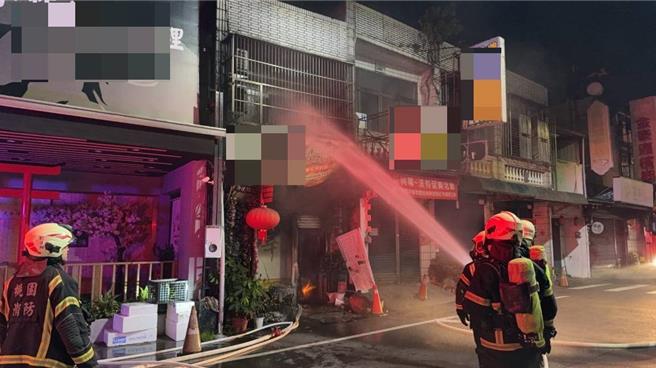 桃园龙潭凌晨传住宅火警，消防人员引导救出10人。(桃市消防局提供／吕筱蝉桃园传真)