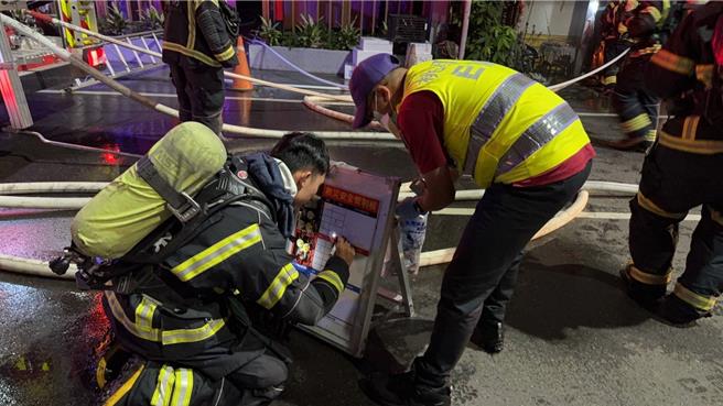 桃园龙潭凌晨传住宅火警，消防人员引导救出10人。(桃市消防局提供／吕筱蝉桃园传真)