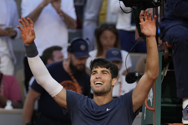 阿卡瑞兹开心向观眾致意。（美联社）