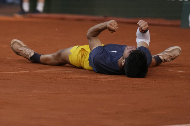 阿卡瑞兹获胜当下躺在地上庆祝。（美联社）