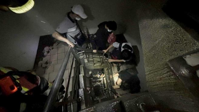 紧急消防电源和一般电源同一管道间，导致短路起火一起烧毁。图为「晴空匯」楼梯间黑暗又布满焦油。（图／翻摄自新竹市政府官网）