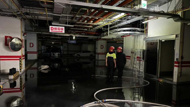 新竹市「晴空匯」社区D栋地下室1楼因电缆线短路引发火势，虽火不大，但由于排风机因电源系统也被烧毁失效，导致整栋大楼都是浓烟。（图／报系资料库）