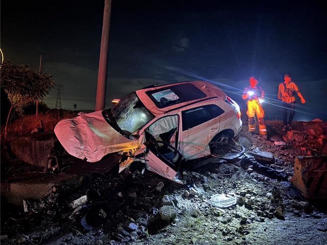 里岭大桥发生汽车衝破水泥护栏后坠桥事故，驾驶摔出车外不治。（里港分局提供／罗琦文屏东传真）