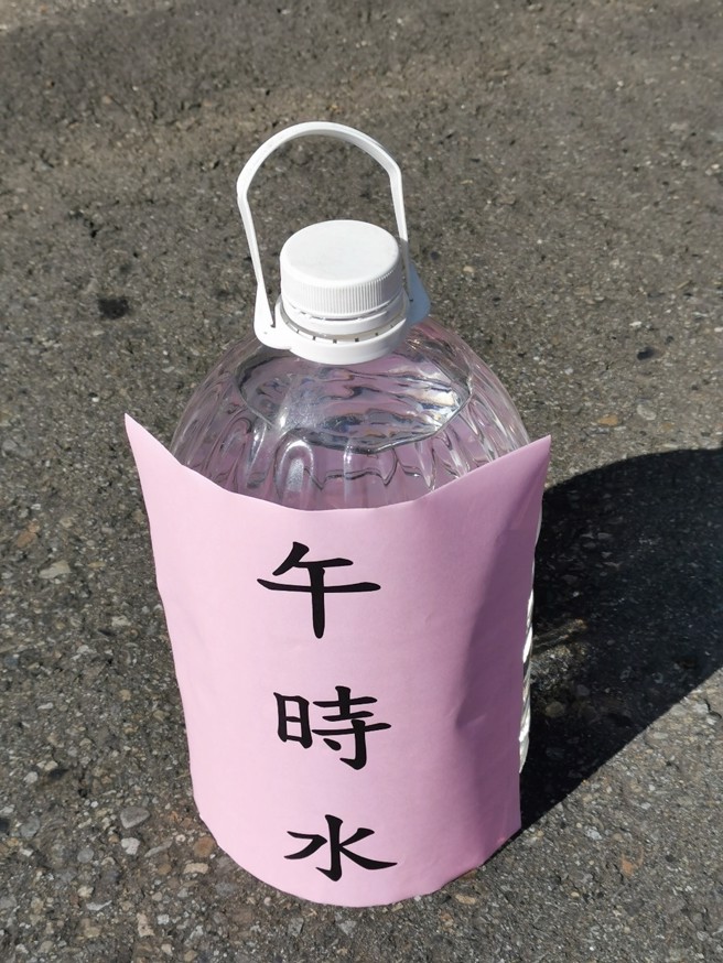 端午节自制午时水，用处多多，可净屋、净身，还可做发财水旺财运。（图／杨登嵙提供）