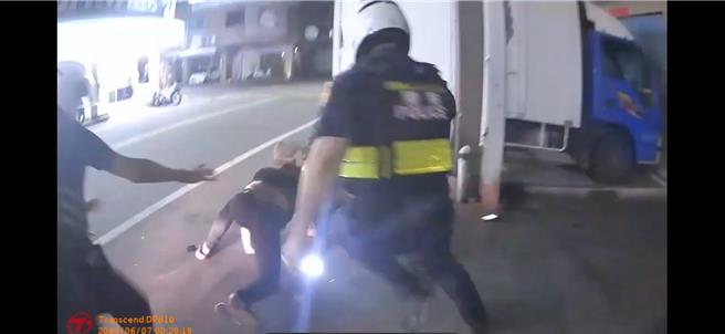 賴姓男子試圖逃跑被員警一把抓住，他因重心不穩仆街狼狽落網。（民眾提供／葉靜美彰化傳真）