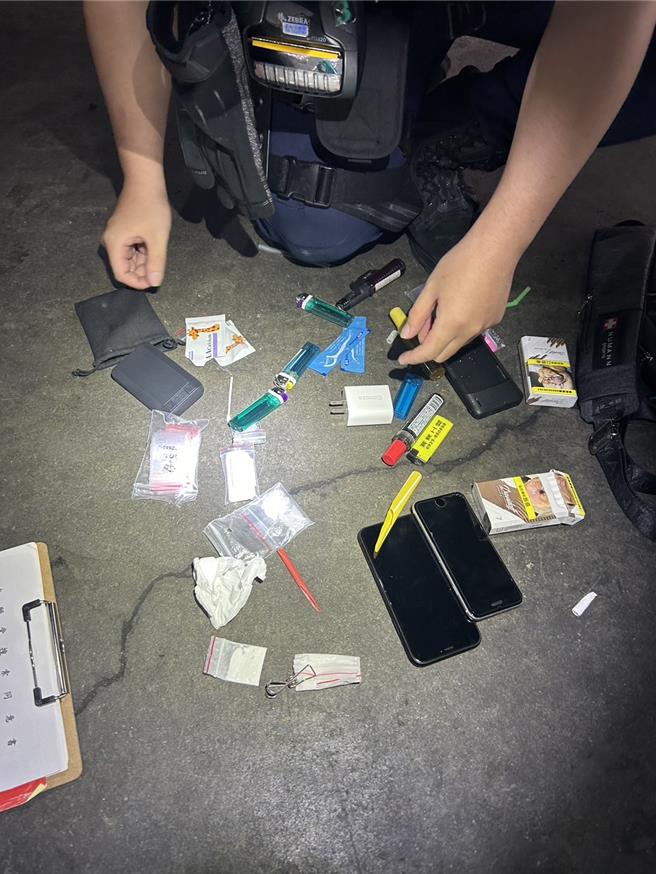 警方在賴男車內查獲毒品海洛因、安非他命及吸食器等證物。（民眾提供／葉靜美彰化傳真）