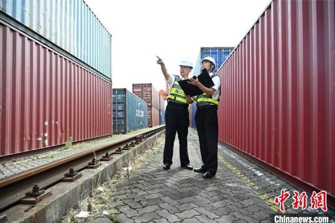 首列中歐班列（上海）精品班列8日開行，從鐵路閔行站發車，開往德國諾伊斯用時20天。（中新網）