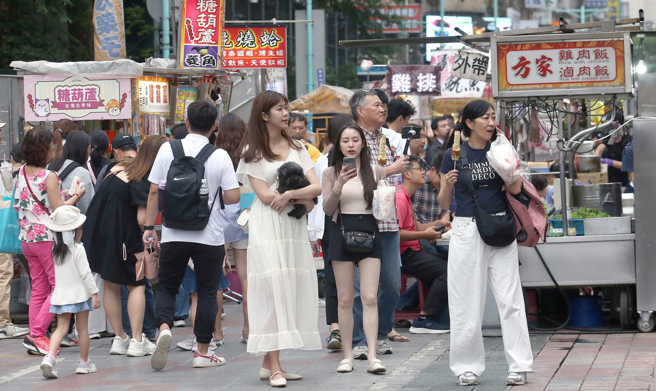 现代年轻人偏好长过脚踝的长袜。（图／示意图，记者范扬光摄影）