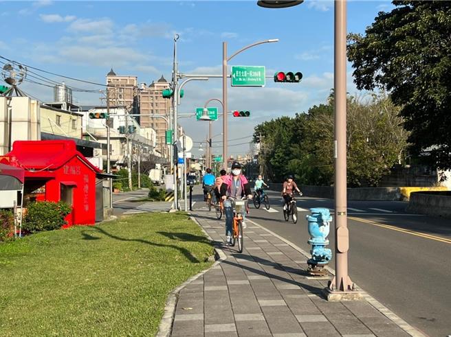 改善前車道狹窄。(都發局提供／蔡依珍桃園傳真)