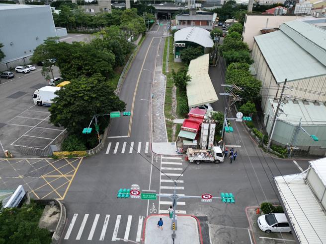 拓寬自行車紅綠燈停等區，民眾等車才安全。(都發局提供／蔡依珍桃園傳真)