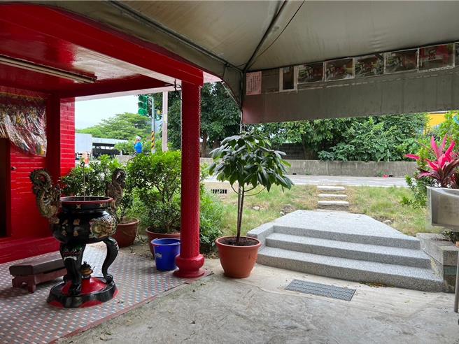 增設小步道民眾可以進到土地公。(都發局提供／蔡依珍桃園傳真)