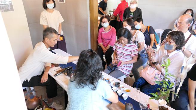 許憲收茶師則以陶藝茶席及試飲原生山茶。（圖／南服中心）
