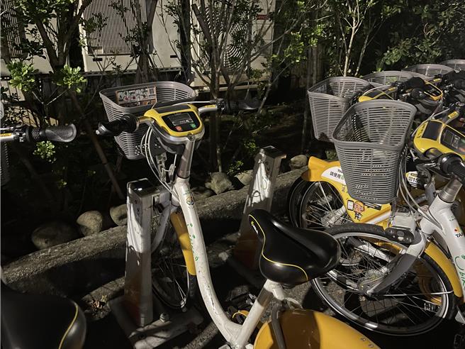 民眾日前騎乘YouBike回家時，在離家最近的站點還車，但因綁車距離空柱太近無法還車，也無法使用YouBike的APP的滿站增時功能，只好又到其他鄰近站點還車，不料卻一連2個站點都遇到同樣問題。（讀者提供／劉彥宜台北傳真）