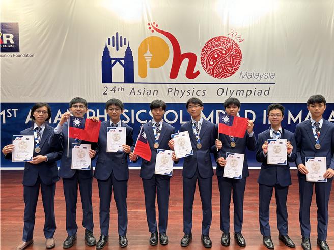 2024年亚洲物理奥林匹亚竞赛获奖学生_左起：台南一中许佑恺、建中彭明远、建中王冠宇、建中蔡忠达、台中一中连柏宇、建中吴席纶、建中郭宸璇、建中曹祖恩。（教育部提供／林志成台北传真）