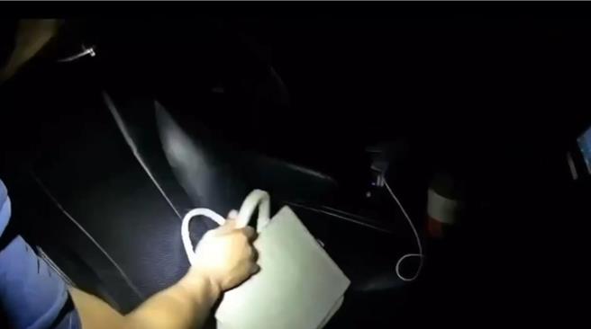 警方在轿车副驾搜出毒品，全案依毒品危害防制条例函请裁罚。（警方提供／任义宇高雄传真）