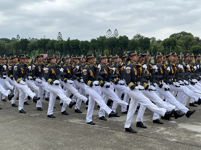 圖為陸軍官校女性官校生首次編成正步連實施校閱，共有2個正步連，參加陸軍百年校慶分列式，並於6月6日舉行第一次預校。（中時資料照，呂昭隆攝）
