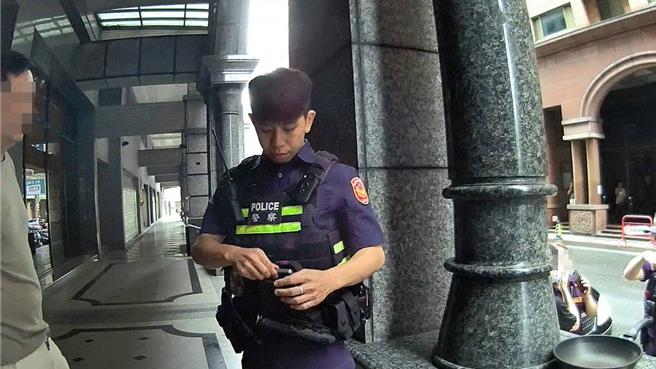 醉男騷擾社區女保全還嗆警白癡罵三字經，遭警方壓制送辦。(翻攝照片／蔡依珍桃園傳真)