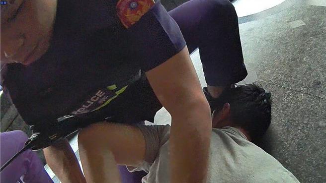 醉男騷擾社區女保全還嗆警白癡罵三字經，遭警方壓制送辦。(翻攝照片／蔡依珍桃園傳真)