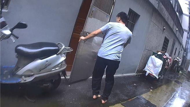 員警雨天奇襲，通緝男急偷溜，出後門見警驚叫落網。(翻攝照片／蔡依珍逃傳真)