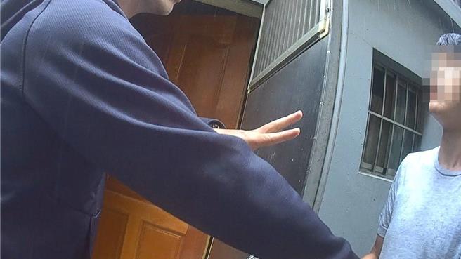 員警雨天奇襲，通緝男急偷溜，出後門見警驚叫落網。(翻攝照片／蔡依珍逃傳真)