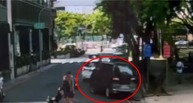 白车发现路边车位准备停进去，黑色厢型车在路口转角候位也准备开进去停车格，双方一度争执不下。（翻摄照片／洪靖宜高雄传真）