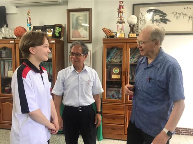 內思高工董事長、神父詹德隆（右）親切地跟盧希塔話別，中為校長湯誌龍。（陳育賢攝）