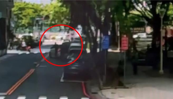 白车发现路边车位准备停进去，黑色厢型车在路口转角候位也准备开进去停车格，双方一度争执不下。（翻摄照片／洪靖宜高雄传真）