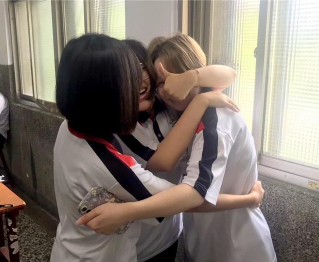 學校死黨緊緊擁抱盧希塔，不捨她即將返回芬蘭。（陳育賢攝）