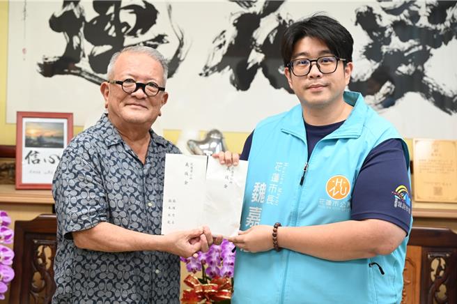 「沖繩．台灣交流振興會」會長平田久雄（左）9日拜會花蓮市長魏嘉彥（右），親自將該會募得的110萬日圓交給市公所，幫助災民早日重建家園。（花蓮市公所提供／羅亦晽花蓮傳真）
