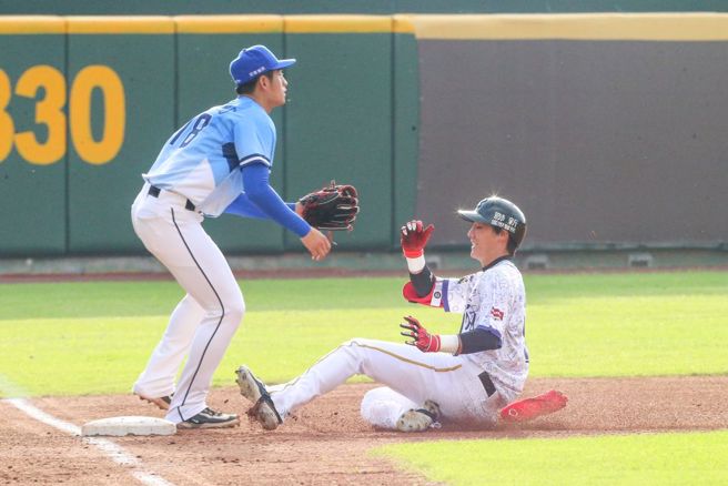 乐天桃猿陈晨威滑回本垒得分。（资料照，陈麒全摄）