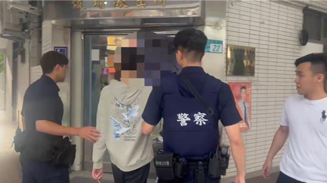 警方陆续带回嫌犯。（警方提供）