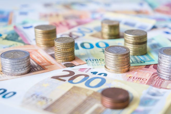 法国总统马克宏9日晚间宣布解散国会并提前在6月底进行国会选举后，在政坛及金融市场投下震撼弹。