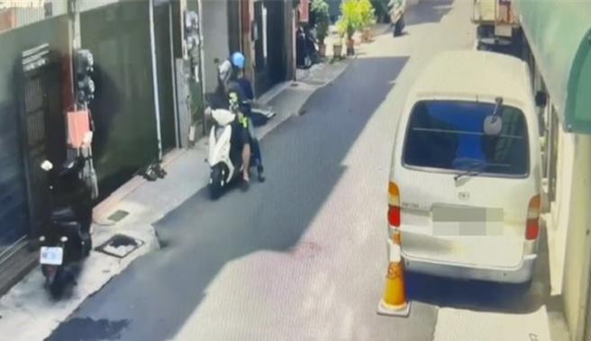 2人1組竊賊騎車尋找目標，大膽闖入門沒鎖的屋內行竊得手6200元。（警方提供／任義宇高雄傳真）